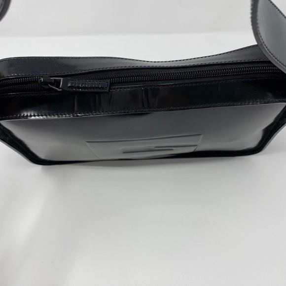 GUCCI Leather Embossed Logo Shoulder Bag - Picture 5 of 8